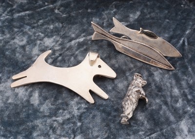 Lot 103 - A silver fish brooch