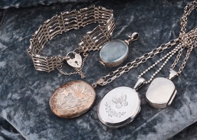 Lot 104 - A collection of silver lockets
