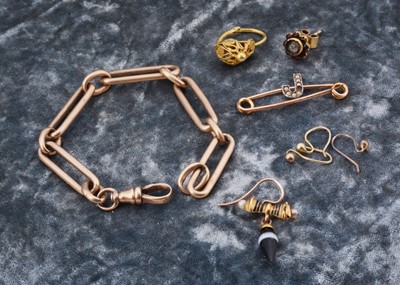 Lot 110 - A collection of 9ct gold