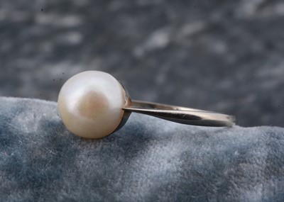 Lot 111 - An early 20th Century continental pearl dress ring