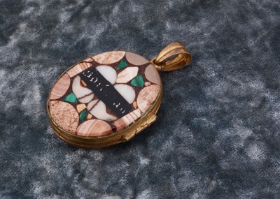 Lot 112 - A 19th Century hardstone Karlsbad oval locket