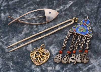 Lot 114 - A silver fish pendant