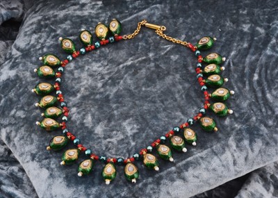 Lot 115 - An Indian gold, enamel and diamond set fringe necklace