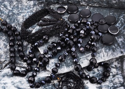Lot 116 - A collection of jet and mourning jewellery