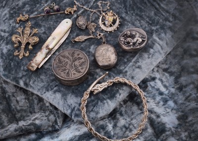 Lot 118 - A collection of silver jewels