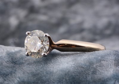 Lot 121 - A continental diamond solitaire ring