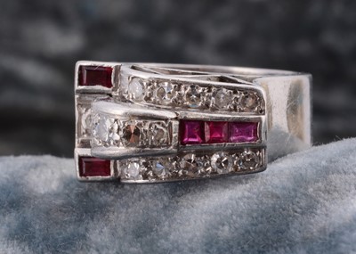 Lot 124 - An art deco ruby and diamond stylised buckle ring