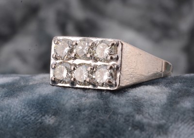 Lot 127 - An 18ct white gold lady's diamond dress ring