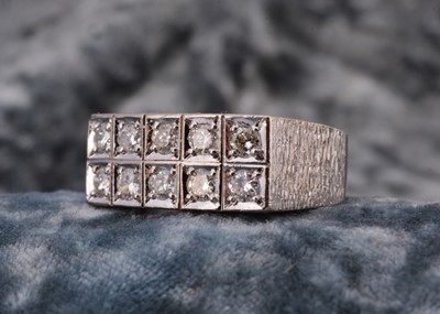Lot 129 - An 18ct white gold diamond set tablet dress ring