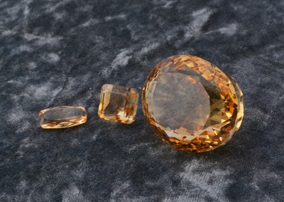 Lot 142 - A large Citrine oval mixed cut loose stone