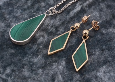 Lot 145 - A pair of 9ct gold malachite lozenge shaped ear drops