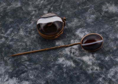Lot 156 - A bullseye agate gold mounted stick pin