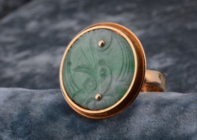Lot 164 - A Chinese jadeite jade target ring