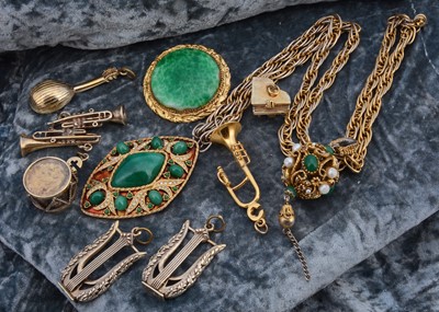Lot 169 - A collection of hardstone beads and charms