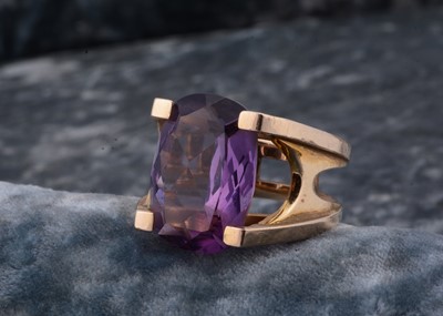 Lot 170 - A large 14ct gold amethyst dress ring