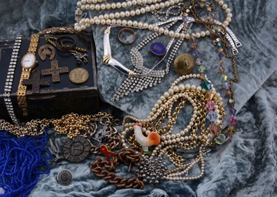 Lot 171 - A collection of costume jewellery