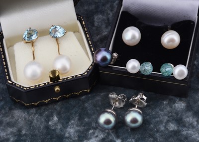 Lot 174 - A pair of cased 18ct gold bouton cultured pearl stud earrings