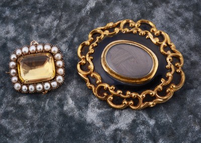 Lot 179 - An early 19th Century cushion shaped pearl and foil backed mourning brooch