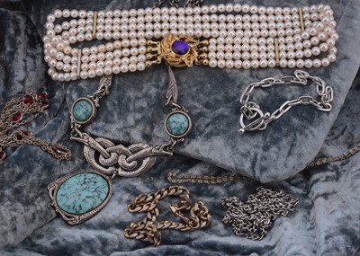 Lot 184 - A collection of costume jewellery