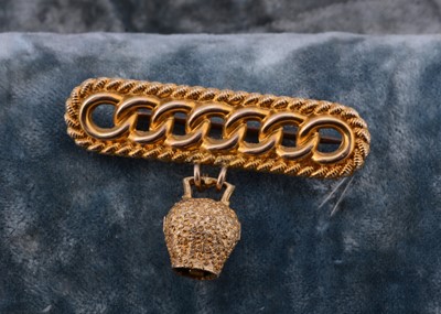 Lot 188 - A 9ct gold bar brooch and cow bell