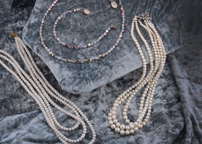 Lot 192 - A silver and glass bead necklace and bracelet set