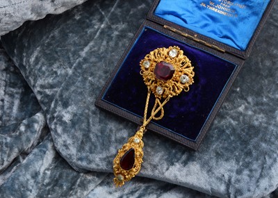 Lot 194 - A 19th century yellow metal garnet and paste set brooch