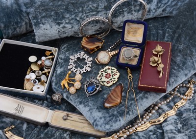 Lot 195 - A collection of jewels