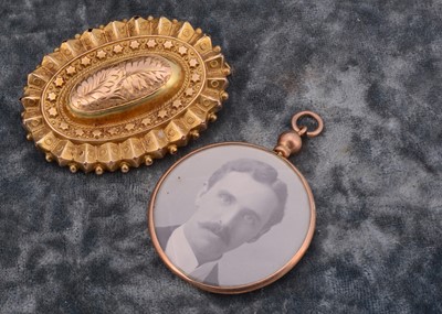 Lot 200 - A 9ct gold brooch oval Victorian brooch (af)