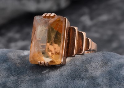 Lot 201 - An Art Deco 15ct gold Citrine dress ring
