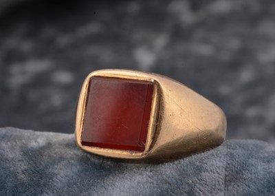 Lot 202 - A yellow metal high carat carnelian signet ring