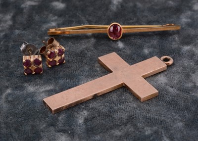 Lot 212 - A 9ct gold cross pendant