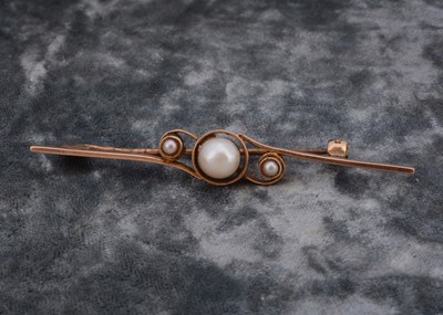 Lot 213 - An Edwardian 15ct gold pearl bar brooch