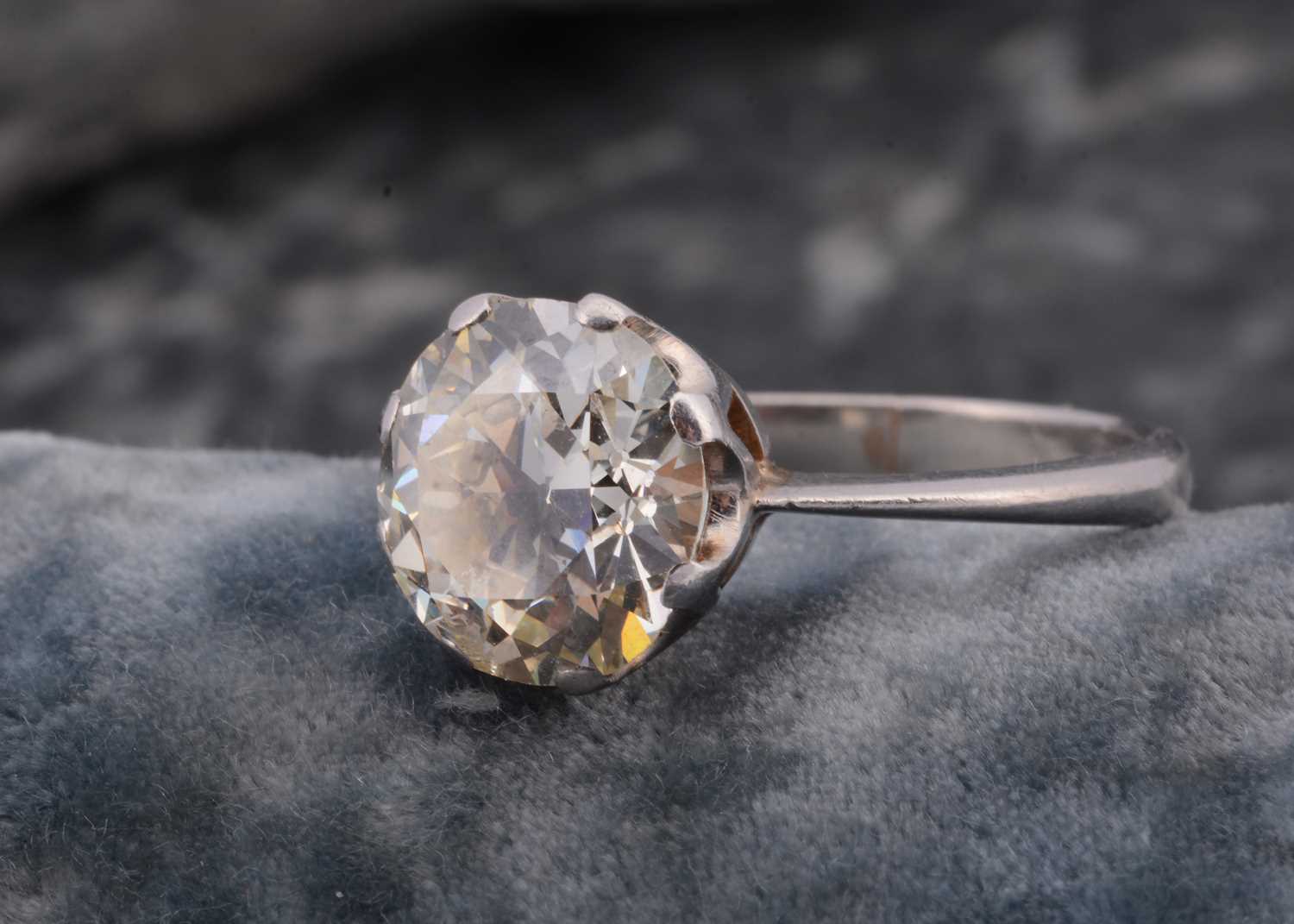 Lot 219 - An old cut diamond solitaire