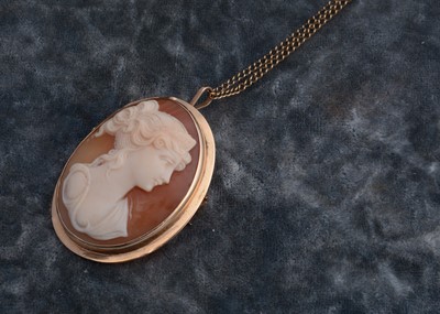 Lot 230 - A 9ct shell cameo brooch and pendant