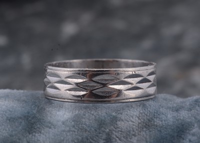 Lot 232 - A platinum wedding band
