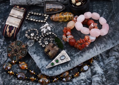 Lot 239 - A collection of costume jewels