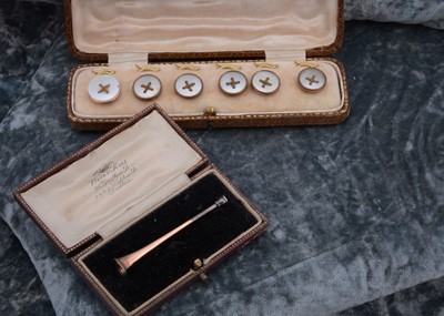 Lot 246 - A boxed hunting horn 9ct and silver brooch