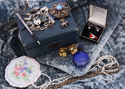 Lot 258 - A box of silver jewels