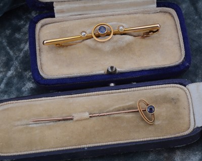 Lot 261 - An Edwardian 15ct gold sapphire and seed pearl bar brooch