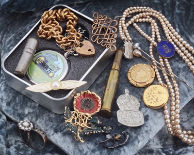 Lot 262 - WWI Christmas box pencil in the form of a round