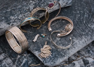 Lot 264 - A collection of silver jewellery