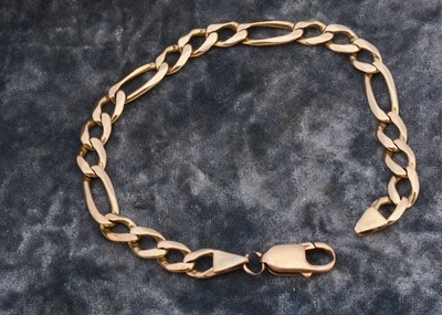 Lot 266 - A continental 14K curb linked bracelet