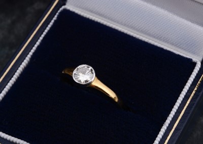 Lot 268 - An 18cr gold diamond solitaire ring