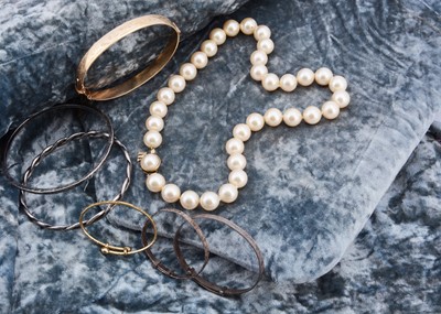 Lot 272 - A collection of costume jewels