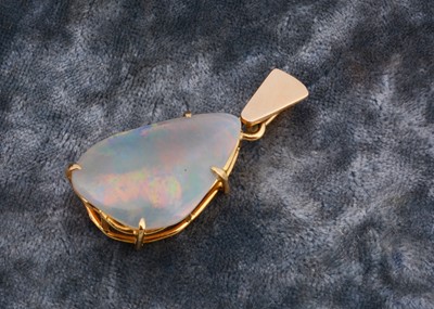 Lot 278 - A precious opal and gold pendant