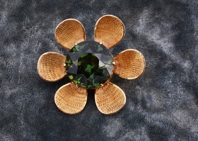Lot 279 - An Australian green sapphire daisy brooch and pendant