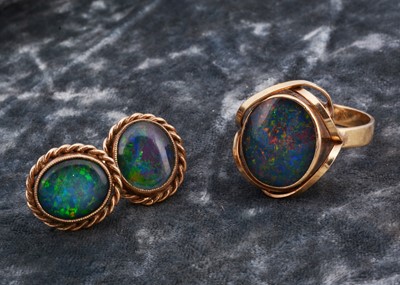 Lot 281 - An Australian 9ct gold black opal triplet ring and earing set