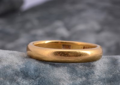 Lot 287 - A 22 ct gold wedding band