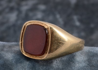 Lot 289 - An 18ct gold carnelian set signet ring
