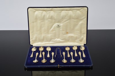 Lot 297 - A George V silver set of twelve teaspoons with sugar tongs